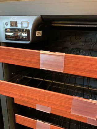 Adega 59 Garrafas Piubella Preto 220V Venax