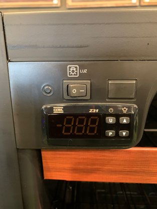Adega 59 Garrafas Piubella Preto 220V Venax