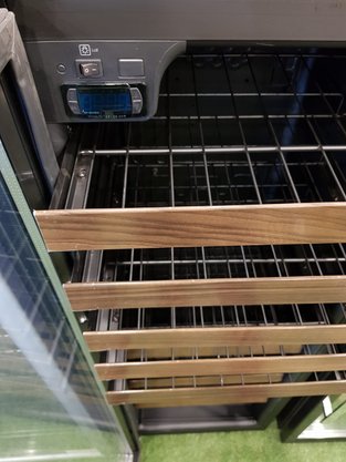 Adega 59 Garrafas Piubella Preto Porta Invertida 220V Venax