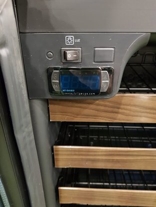 Adega 59 Garrafas Piubella Preto Porta Invertida 220V Venax