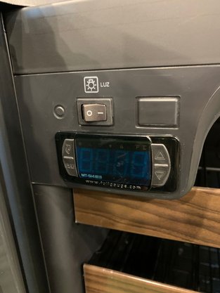 Adega 59 Garrafas Piubella Preto Porta Invertida 220V Venax