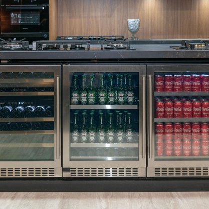 Cervejeira de Embutir Beer Center Abertura para Direita 135 Litros 220V Elettromec