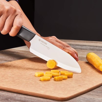 Faca Cerâmica Santoku Ergonomic 5.5" Lâmina Branca Cabo Preto Kyocera