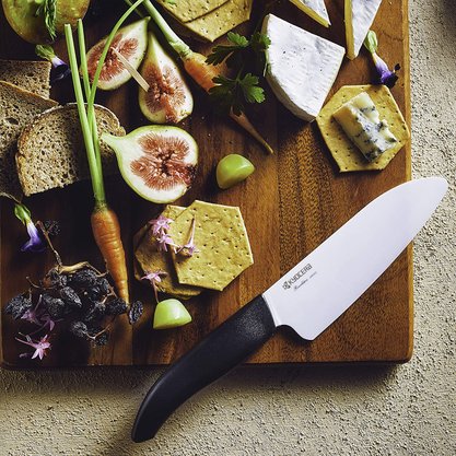 Faca Cerâmica Santoku Ergonomic 5.5" Lâmina Branca Cabo Preto Kyocera